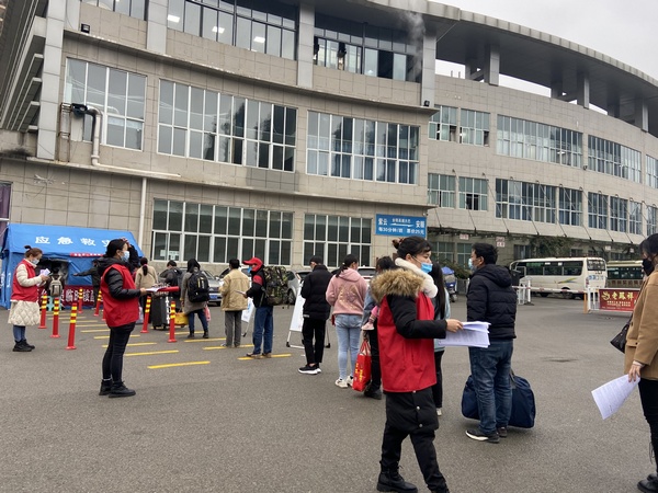 五峰街道团委组织志愿者到县汽车站开展“春晖·温暖回家路”活动。