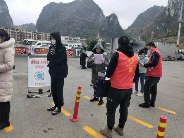 云岭街道团委组织志愿者到县汽车站开展“春晖·温暖回家路”活动。