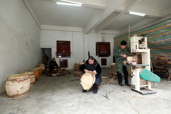 岑巩县大有镇民间艺人杨继召的思州战鼓制作工坊。