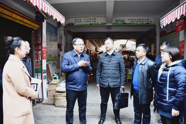 黔東南州委常委、凱裡市委書記王鎮義（左二）到重點民生項目一線辦實事 。李靖攝