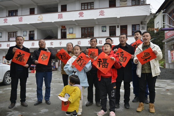 1��26�գ��ڹ���ʡǭ�������嶱���������Ž���կ����ƽ���壬�����S��ǰ���Ҷ��������һ��չʾ�������֡�