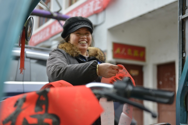 1��26�գ��ڹ���ʡǭ�������嶱���������Ž���կ����ƽ���壬һ����Ů�յ��������ֺʹ�����ϲЦ�տ���