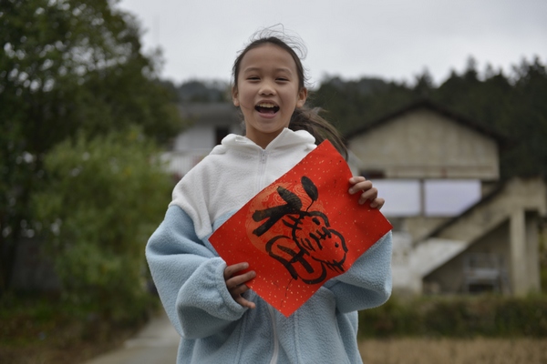 1��26�գ��ڹ���ʡǭ�������嶱���������Ž���կ����ƽ���壬һ��Ů����չʾ�Լ��յ��ġ������֡�