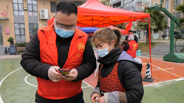 经开区教师志愿者集结 全力服务核酸检测。陈荣庆摄