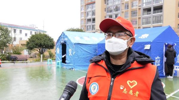 经开区教师志愿者集结 全力服务核酸检测。陈荣庆摄