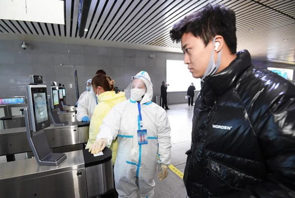 1月26日，南明區駐貴陽火車站疫情防控卡點的工作人員正引導旅客使用個人身份証，通過貴州健康碼測溫終端設備，實現快速查驗和測溫。