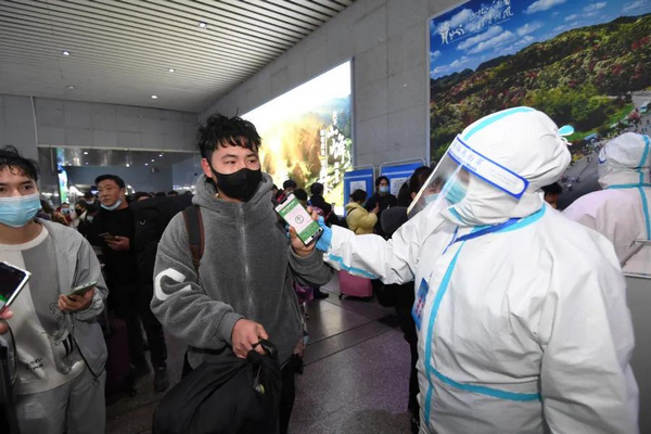 1月26日，南明區駐貴陽火車站疫情防控卡點工作人員查驗旅客的“大數據行程卡”。