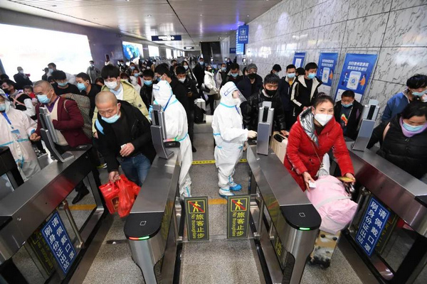 1月26日，南明區駐貴陽火車站疫情防控卡點的工作人員正引導旅客使用個人身份証，通過貴州健康碼測溫終端設備，實現快速查驗和測溫。
