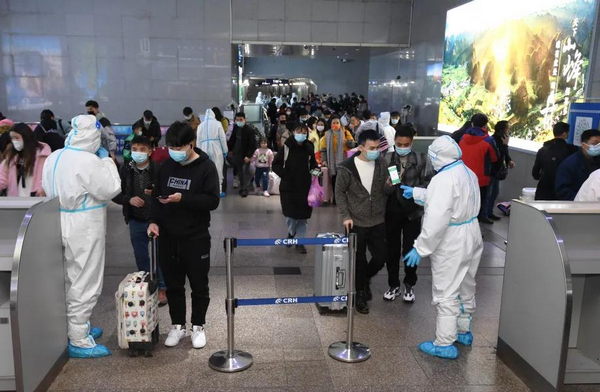 1月26日，南明區駐貴陽火車站疫情防控卡點工作人員查驗旅客的“大數據行程卡”。
