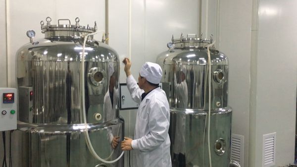 经开区聚福菌公司正在生产菌棒。