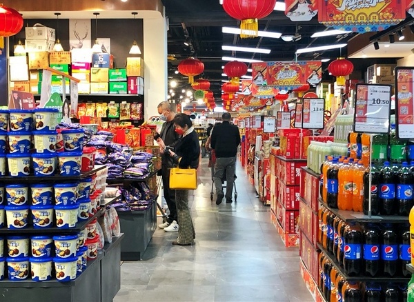 1市民在永辉超市购买年货。观山湖区融媒体中心供图
