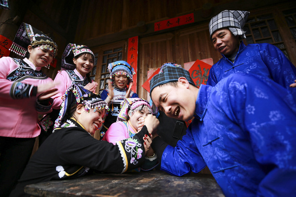 2022年2月5日，貴州省黔西市鐘山鎮貓山村布依女子在進行掰手腕比賽。