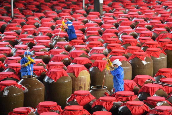 麻江县明洋食品厂工人在生产车间搅拌红酸汤原料。麻江县融媒体中心供图