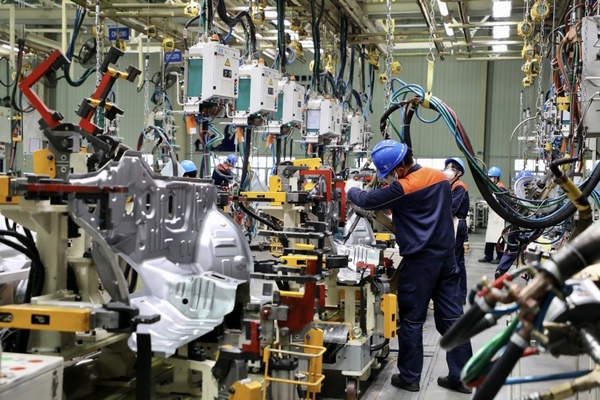 貴州吉利汽車制造有限公司員工在車間作業。