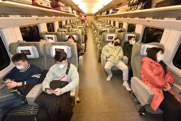 列車進入夜間運行，旅客或已入睡或在休息，而乘務員還在巡視車廂。王登攝