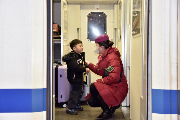 一名乘車小旅客向列車長雷錠粉尋求幫助。黃春海攝