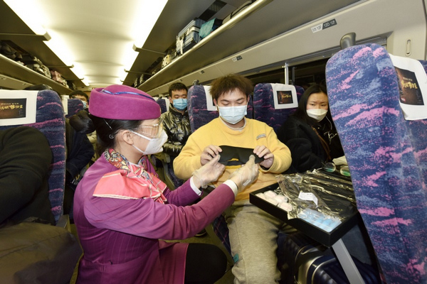 乘務員為有需求的旅客贈送眼罩。劉敏攝