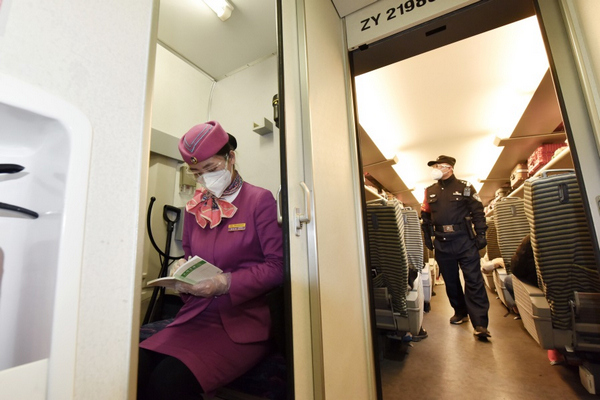 列車工作人員進行安全作業，保証旅客乘車安全。沈向全攝