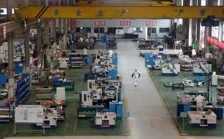 2月10日，工人在生產車間工作。