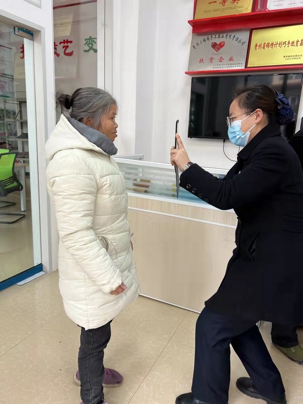 為王大哥的母親激活社保卡。