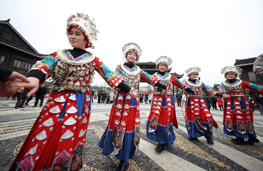 2月13日，在贵州省黔东南苗族侗族自治州丹寨县万达小镇，身着节日盛装的苗族同胞在欢跳踩堂舞。