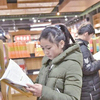 2月12日，筆者走進碧江區萬佳書城、銅仁中心書店、教科書店看到，顧客看書、買書的熱情高漲……