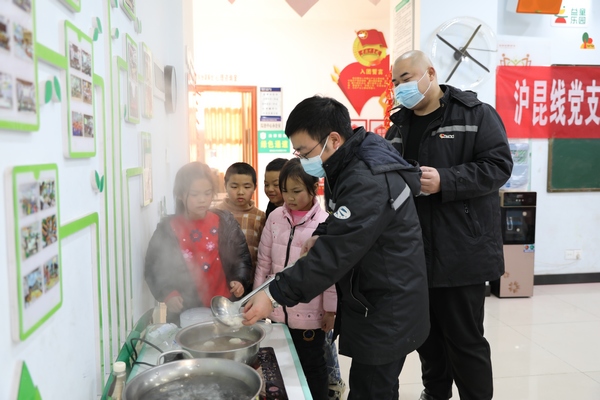 工作人員在給孩子們盛湯圓。