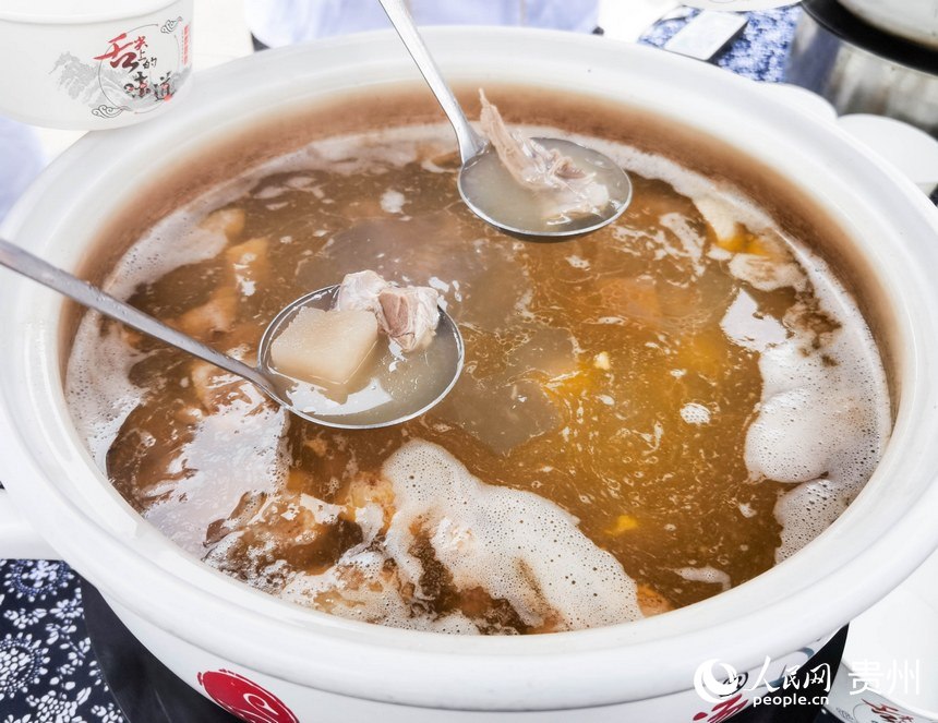 贵州特色老鸭汤。人民网 王秀芳摄