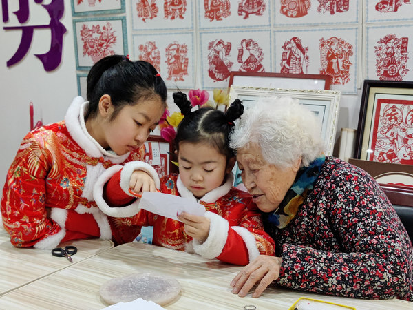 高桂芳教社區小朋友剪冬奧會吉祥物“冰墩墩”。