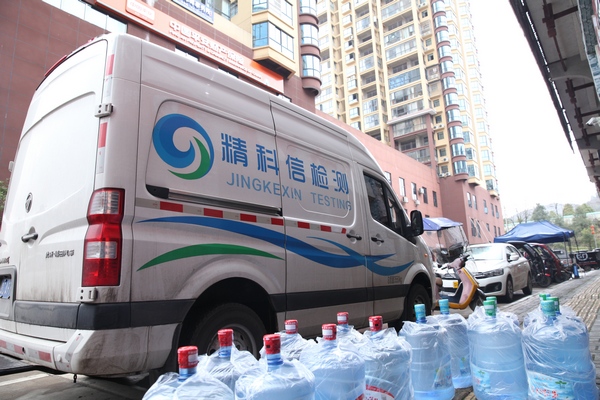 取样装运车。