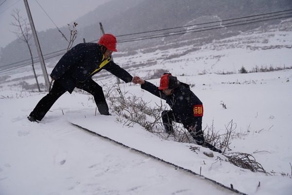 艰难的巡线路。吴瑾摄