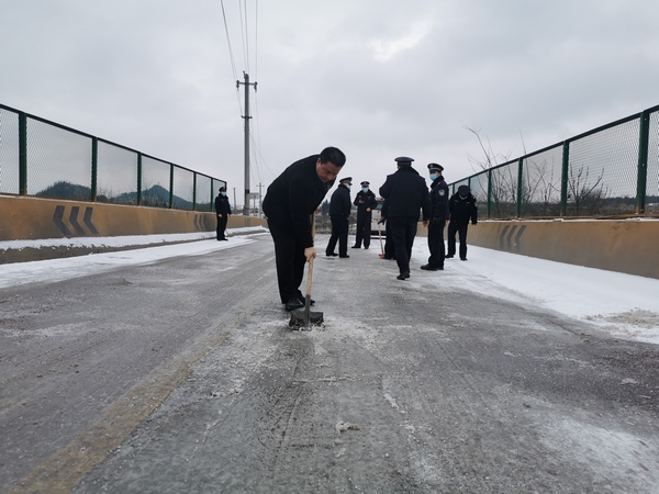 白岩镇在桥梁等易凝冻路段开展铲积雪、除坚冰、撒食盐等工作。卢小丹摄