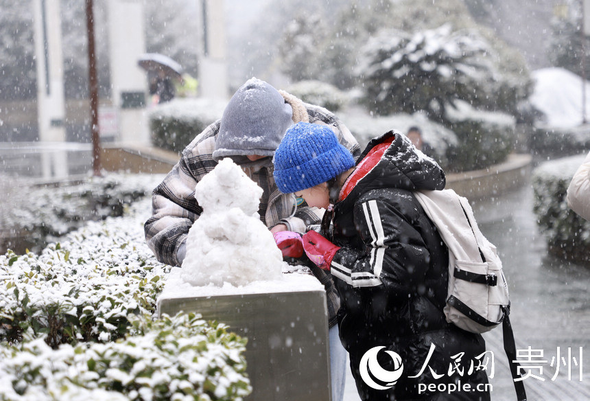 2月22日，公园内市民堆雪人。人民网 顾兰云摄