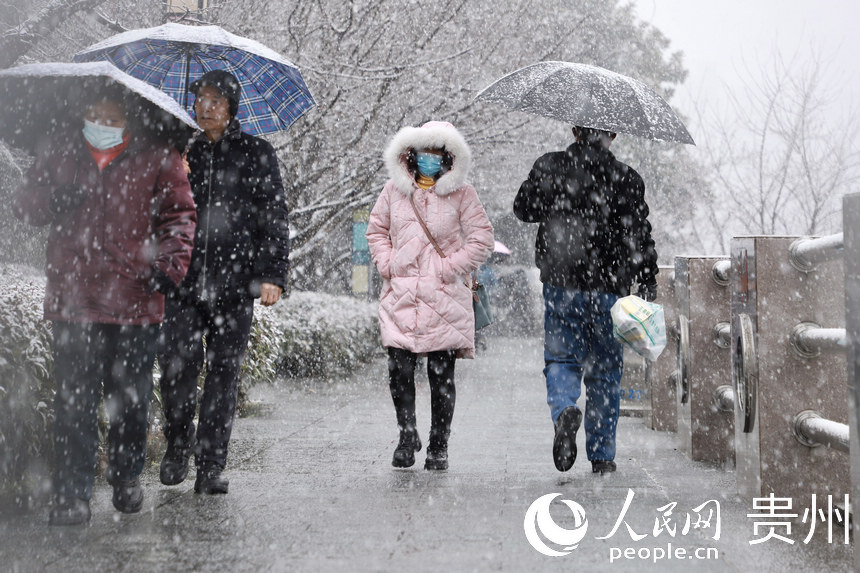 2月22日，市民在雪中前行。人民網 顧蘭雲攝