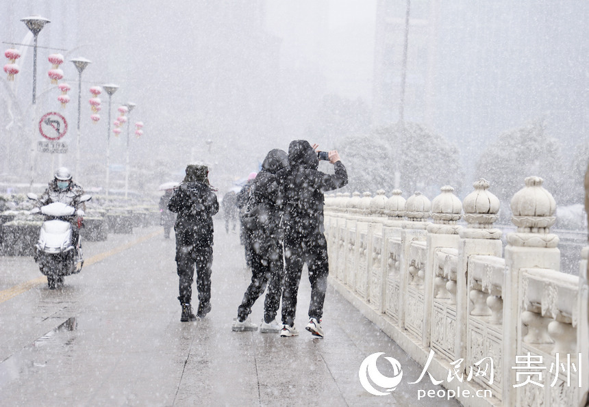 2月22日，南明桥上市民拍照留念。人民网 顾兰云摄