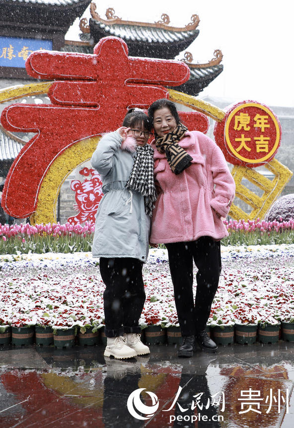 2月22日，甲秀楼前市民拍照留念。人民网 顾兰云摄