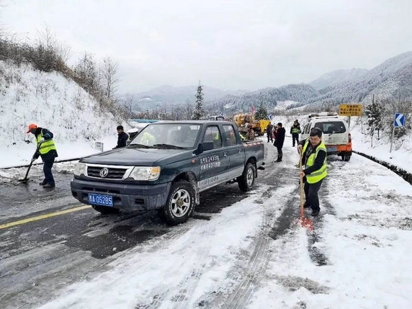 兴义公路管理局抗凝保通现场。贵州省交通运输厅供图