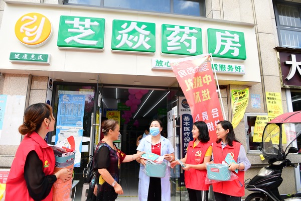 黨員干部到社區報到並開展志願服務。