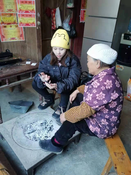 符宁雨入户讲解如何缴纳医保。