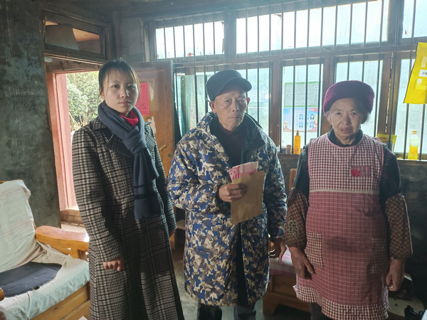 符宁雨走访慰问困难群众。