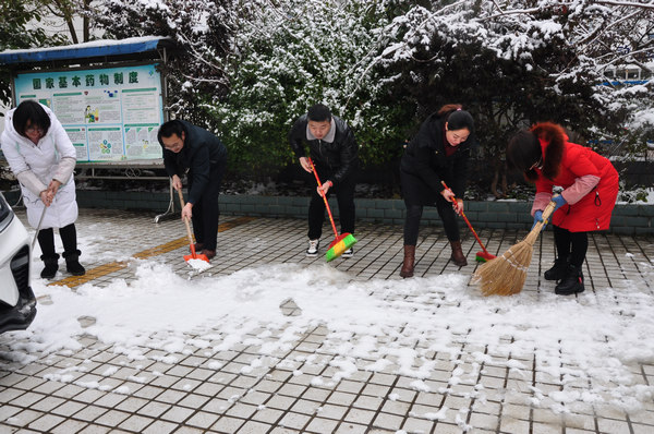 單位操場掃雪。