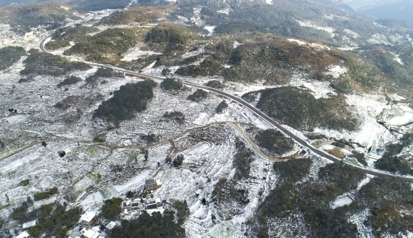 2022年2月23日拍摄的乌江源百里画廊贵州省黔西市新仁苗族乡化屋村旅游景区刚建成通车的旅游公路（无人机照片）。