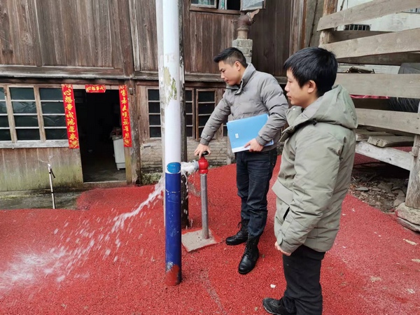 锦屏县铜鼓镇安监站和消防专职员入户进行消防安全检查和宣传，同时检查消防设施状况。