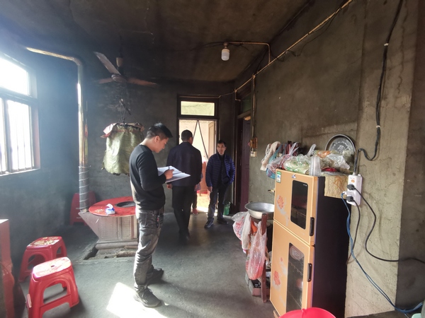 锦屏县铜鼓镇消防队员入户开展消防安全隐患排查。