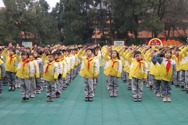 升国旗时，学生敬礼。