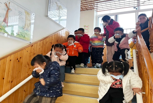 贵阳市第七幼儿园新学期开学消防演练现场。