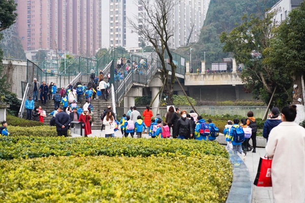 花果园第二小学开学现场。