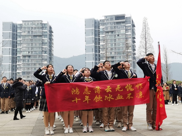 南明甲秀高级中学高三学生正在宣誓。