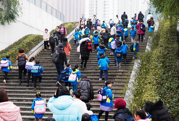 花果园第二小学开学现场。