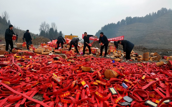 非法烟花爆竹销毁现场。